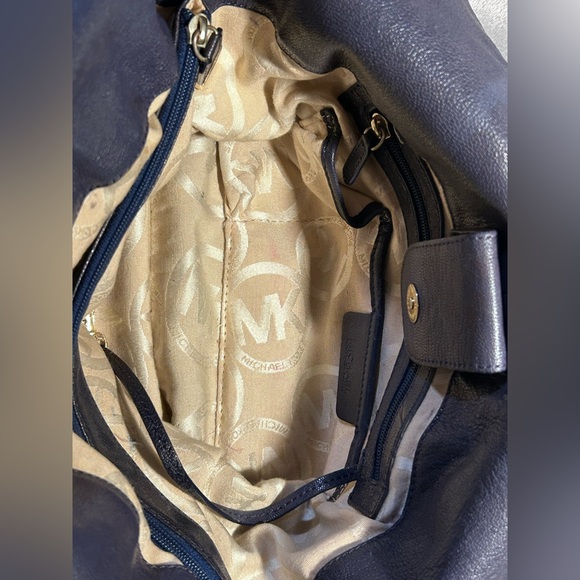 Michael Kors Beverly Hobo - Picture 10 of 11